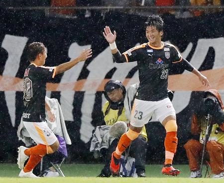 FC東京―清水 後半、先制ゴールを決め喜ぶ清水・北川(右)=味スタ