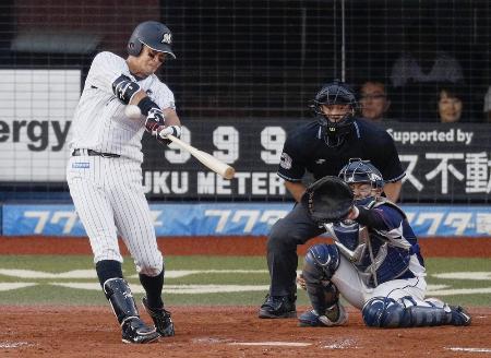 西武戦の8回、ロッテの福浦和也内野手が右越え二塁打を放ち、史上52人目の通算2千安打を達成=9月22日、千葉市のZOZOマリンスタジアム