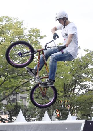 全日本BMXパーク、女子エリート決勝の大池水杜=岡山市