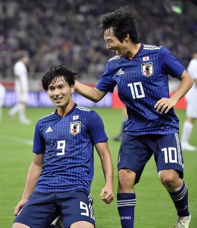 日本―ウルグアイ 後半、自身2点目のゴールを決め、中島(右)に祝福される南野=埼玉スタジアム