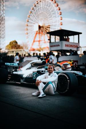 10月7日に行われたF1日本GPを制してリラックスした表情を見せるハミルトン=MercedesーAMG Petronas Motorsport