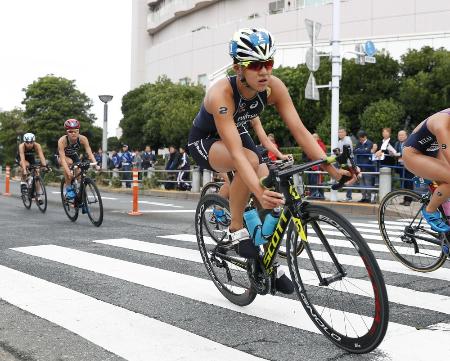 バイクで力走する女子優勝の高橋侑子=東京・お台場
