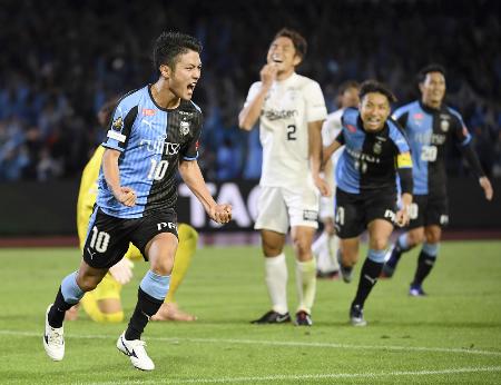 川崎―神戸 後半、4点目のゴールを決め、喜ぶ川崎・大島(10)=等々力