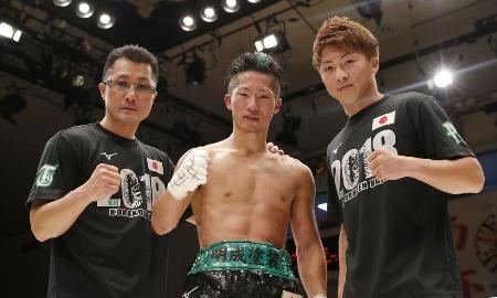 WBCバンタム級王座への挑戦権を獲得し、兄井上尚弥(右)、父真吾さん(左)とポーズをとる井上拓真=9月11日、後楽園ホール