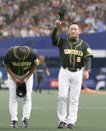 最終戦を制し、スタンドの阪神ファンにあいさつする金本知憲監督(右)=10月13日、ナゴヤドーム