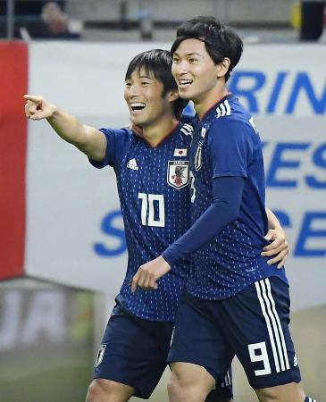日本―キルギス 後半、ゴールを決め南野(右)と喜ぶ中島=豊田スタジアム