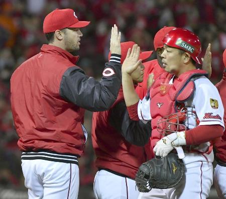 広島―ソフトバンク第2戦、ソフトバンクに勝利し、捕手石原とタッチを交わす広島先発のジョンソン=マツダ