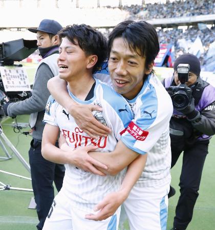 FC東京―川崎 後半、2点目のゴールを決めた長谷川(左)を祝福する川崎・中村=味スタ