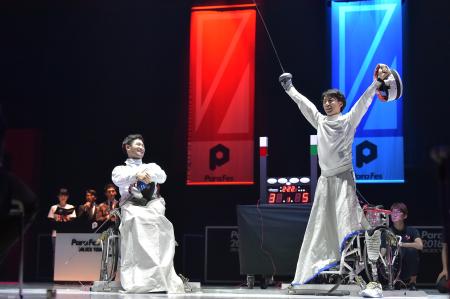車いすフェンシングでロンドン五輪銀メダルの三宅諒に勝ち、ガッツポーズするアジアパラ大会代表の加納慎太郎(右)(日本財団パラリンピックサポートセンター提供)
