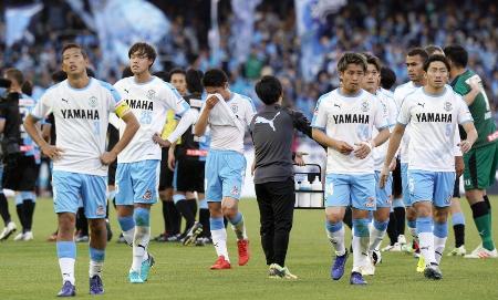 川崎に敗れてプレーオフに回ることが決まり、さえない表情の(左から)大井、大南ら磐田イレブン=等々力