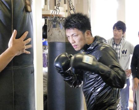 現役続行表明後、サンドバッグを打つWBAミドル級王座から陥落した村田諒太=12月4日、東京都新宿区の帝拳ジム