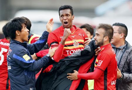 試合後にJ1残留が決まり、ガッツポーズで喜ぶ名古屋・ジョー(中央)ら=パロマ瑞穂