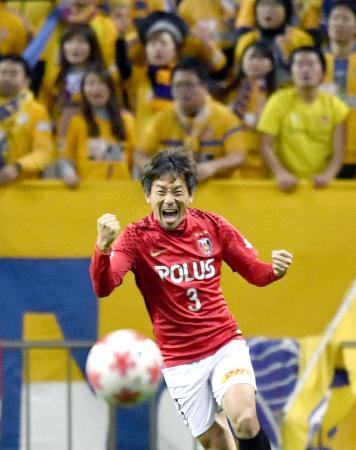 仙台を下して優勝を決め、大喜びの浦和・宇賀神=埼玉スタジアム