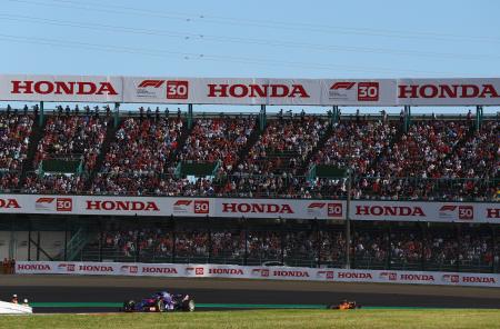 今年のF1日本GP。空席が目立っていた鈴鹿サーキットのスタンドにも観客が戻ってきつつある(C)Red Bull