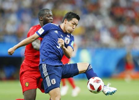 ワールドカップロシア大会のベルギー戦の前半、ルカク(左)と競り合う昌子=ロストフナドヌー(共同)