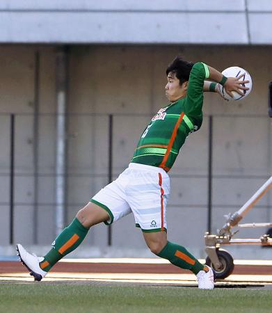 3日の大津戦でロングスローを投じる青森山田・沢田=等々力