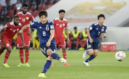 日本―オマーン 前半、PKで先制ゴールを決める原口(手前)=アブダビ(共同)