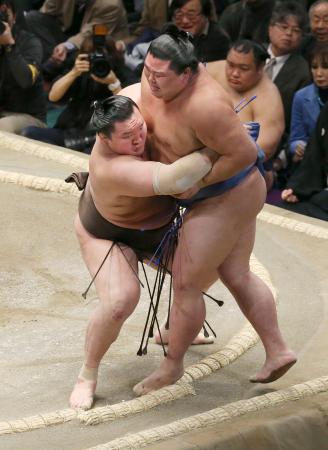 白鵬(左)が正代を寄り切りで下す=両国国技館