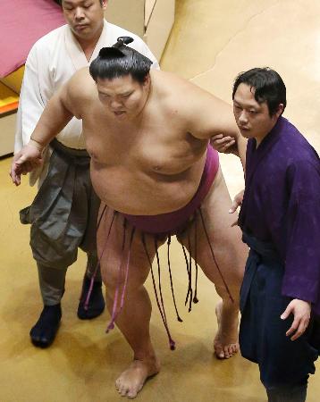 6日目の妙義龍との取組で負傷し、退場する御嶽海=18日、両国国技館