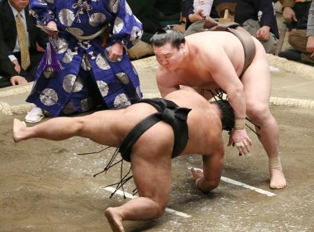 白鵬がはたき込みで松鳳山を下す=両国国技館