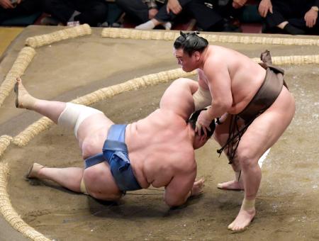 白鵬(右)が下手出し投げで碧山を下す=両国国技館