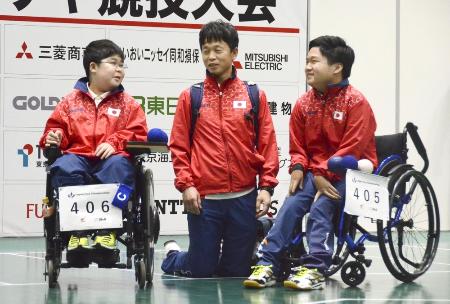 ペアのカナダ戦に臨む宮原陸人(左)と内田峻介(右)=東京都新宿区