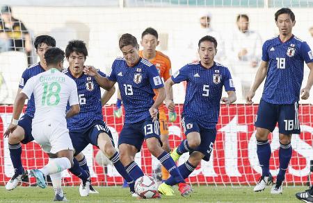 日本―サウジアラビア 後半、自陣ゴール前で守る長友(5)、武藤(13)ら日本イレブン=シャルジャ(共同)