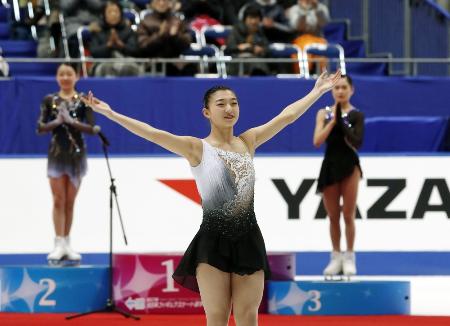 全日本フィギュアの女子フリーを終え、観客の声援に応え表彰台に向かう初優勝の坂本花織(手前)=東和薬品ラクタブドーム