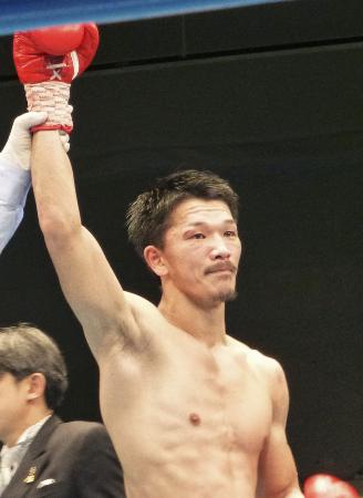 復帰戦で判定勝ちした前日本スーパーフェザー級王者の尾川堅一=後楽園ホール