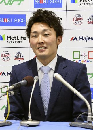 契約更改交渉を終え、記者会見する西武の源田壮亮内野手=4日、埼玉県所沢市のメットライフドーム