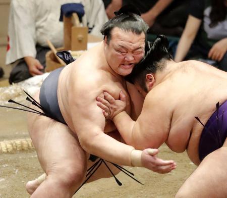 立ち合いで貴景勝(右)と激しくぶつかる稀勢の里=両国国技館