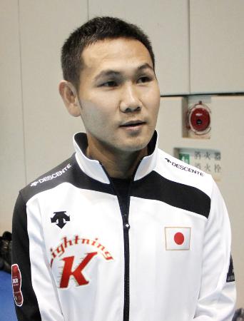 ボクシングの強化合宿に初参加し、練習後に取材に応じる高山勝成=東京都北区