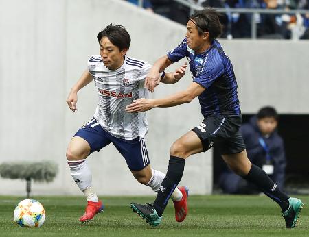 G大阪―横浜M 前半、競り合う横浜M・三好(左)とG大阪・遠藤=パナスタ