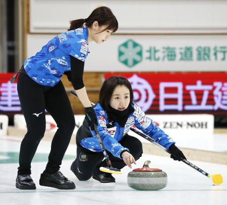 カーリング日本選手権決勝の中部電力戦でショットを放つロコ・ソラーレ・藤沢(右)=どうぎんカーリングスタジアム