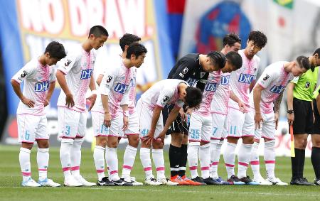 FC東京に敗れ肩を落とす鳥栖イレブン=味スタ
