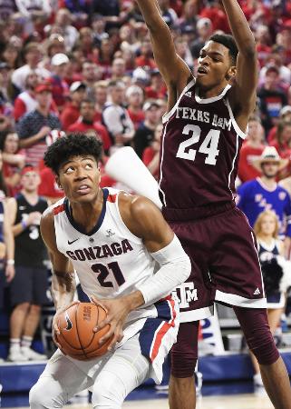 バスケットボール男子の全米大学体育協会(NCAA)1部、テキサス農工大戦でシュートを狙うゴンザガ大の八村塁選手(左)=2018年11月(USA TODAY・ロイター=共同)