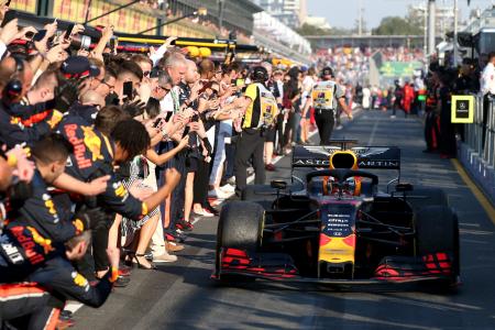 F1の開幕戦・豪州GPで3位に入る快走を見せたフェルスタッペンを祝福するレッドブル・ホンダのスタッフ(C)Getty Images/Red Bull Content Pool