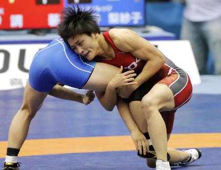 全日本レスリング女子57キロ級決勝で川井梨紗子(左)を攻める伊調馨=駒沢体育館