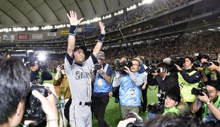 3月21日の試合終了後、歓声に応えるマリナーズのイチロー選手=東京ドーム