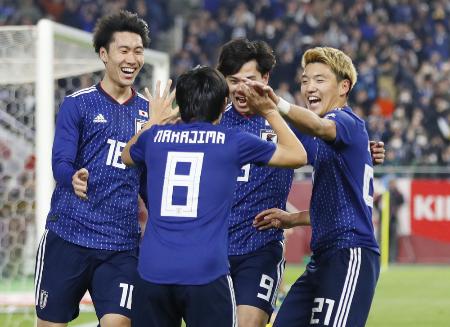 日本―ボリビア 後半、先制ゴールを決めた中島(8)を祝福する(左から)鎌田、南野、堂安=ノエスタ