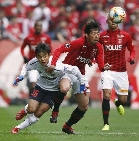 浦和―FC東京 後半、浦和・青木(中央)と競り合うFC東京・久保建=埼玉スタジアム
