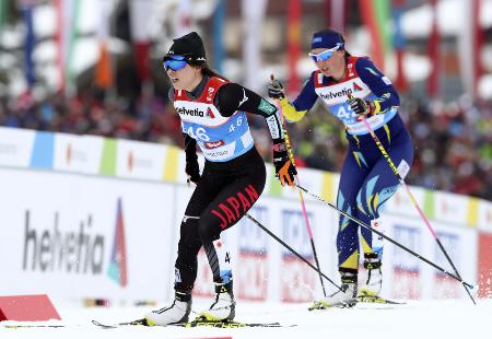 世界ノルディックの距離女子30キロフリーで力走する石垣寿美子(左)=ゼーフェルト(共同)