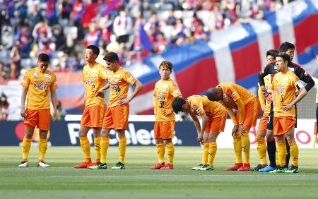 FC東京に敗れ、肩を落とす清水イレブン=味スタ