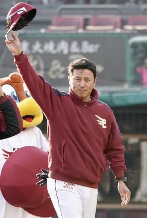 地元ファンの声援に応える楽天・平石監督=楽天生命パーク