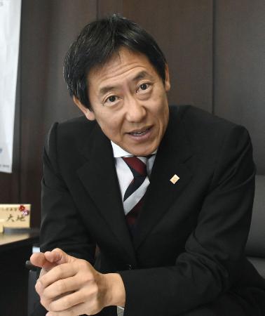 インタビューに答えるスポーツ庁の鈴木大地長官