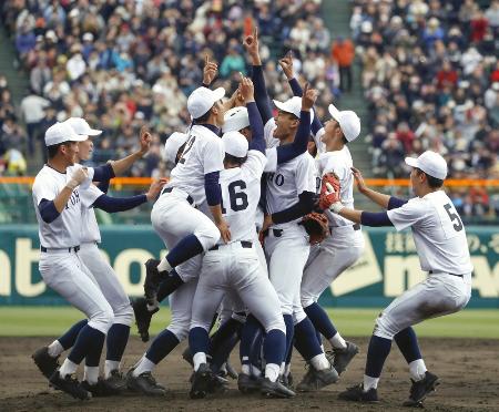 第91回選抜高校野球大会で習志野を破り30年ぶり、単独最多の5度目の優勝を果たし喜ぶ石川(右から3人目)ら東邦ナイン=4月3日、甲子園球場