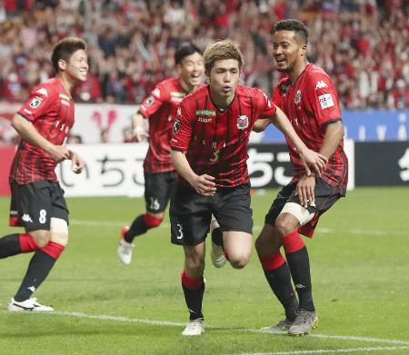 札幌―神戸 後半、同点ゴールを決め駆けだす札幌・進藤(右から2人目)=札幌ドーム