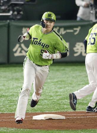 巨人戦の4回、先制ソロを放ち、一塁を回るヤクルト・村上=東京ドーム