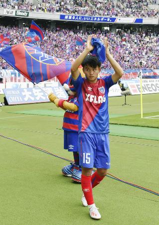 大分に勝利し、サポーターの歓声に応えるFC東京・久保建=味スタ