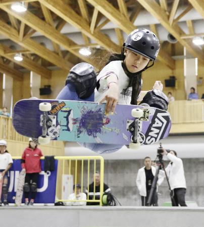 スケートボード日本選手権、女子パークで優勝した開心那の演技=村上市スケートパーク